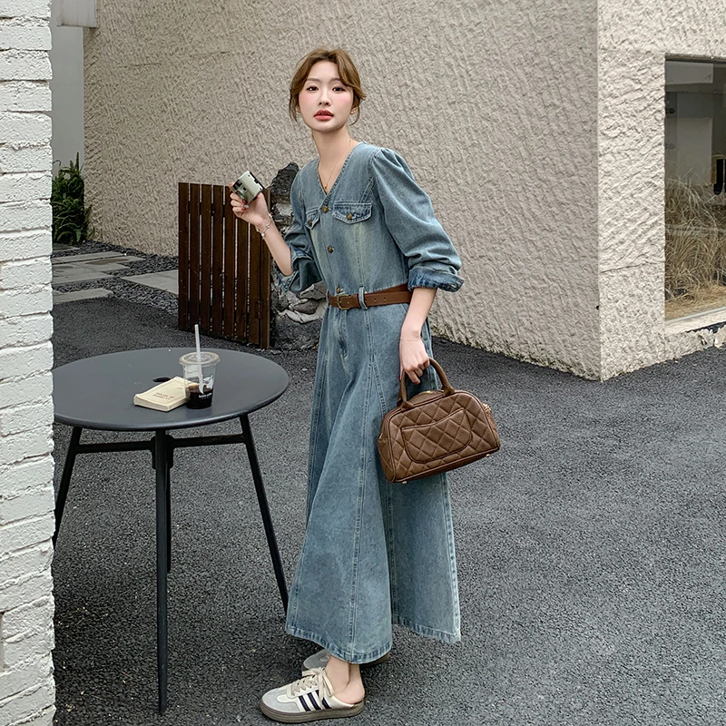 蓝色港风做旧复古腰带收腰连衣裙女2025春季新款设计感V领牛仔裙