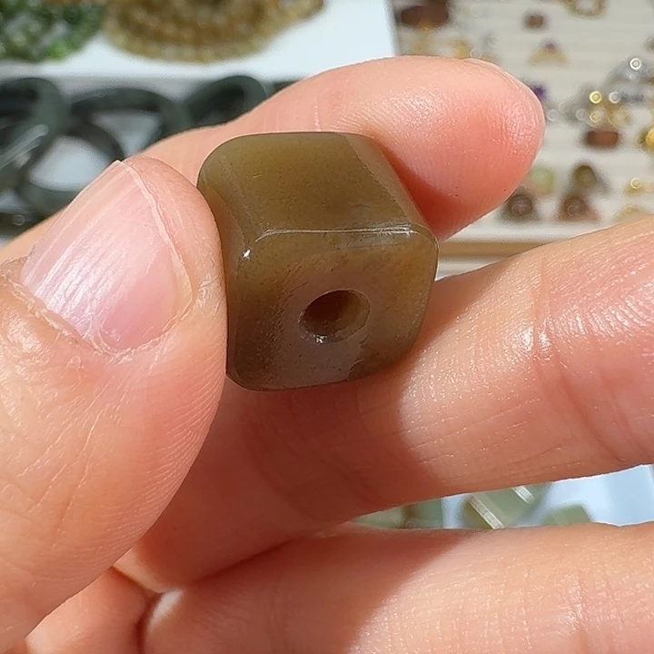 苏***）和田玉（糖玉）未镶嵌颈饰