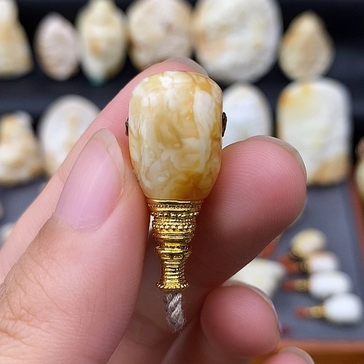 晚***冬未镶嵌琥珀裸石12三通b263