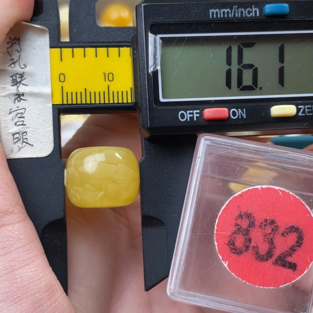 蜜蜡未镶嵌珠宝奇石