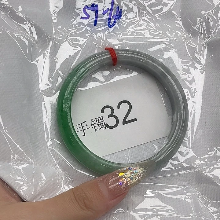 翡翠手镯未镶嵌默认瑕疵