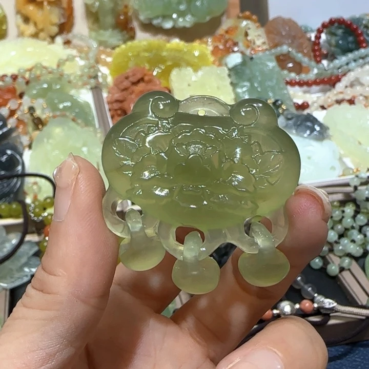 未镶嵌蛇纹石玉吊坠