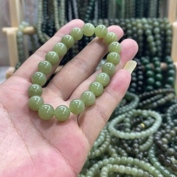 余***负未镶嵌和田玉珠宝奇石