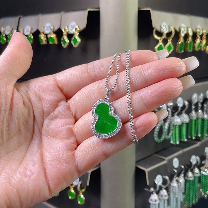 水***菜翡翠未镶嵌颈饰缅甸A货