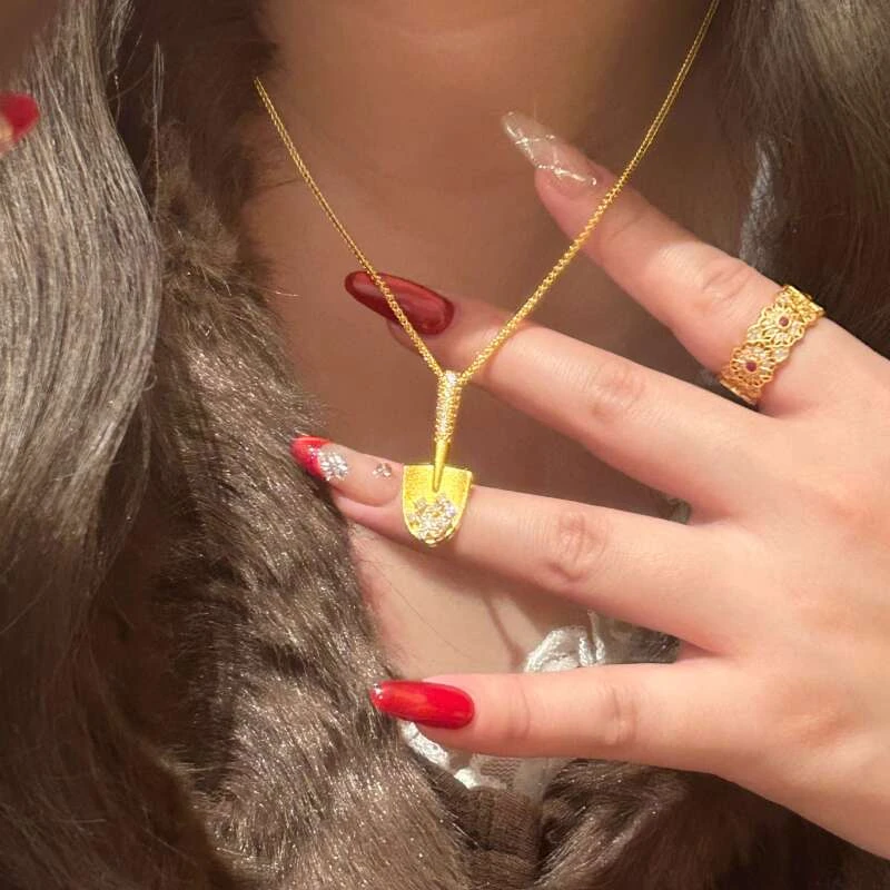 铜合金项链 古法鎏金錾刻镶嵌点钻金铲铲项链