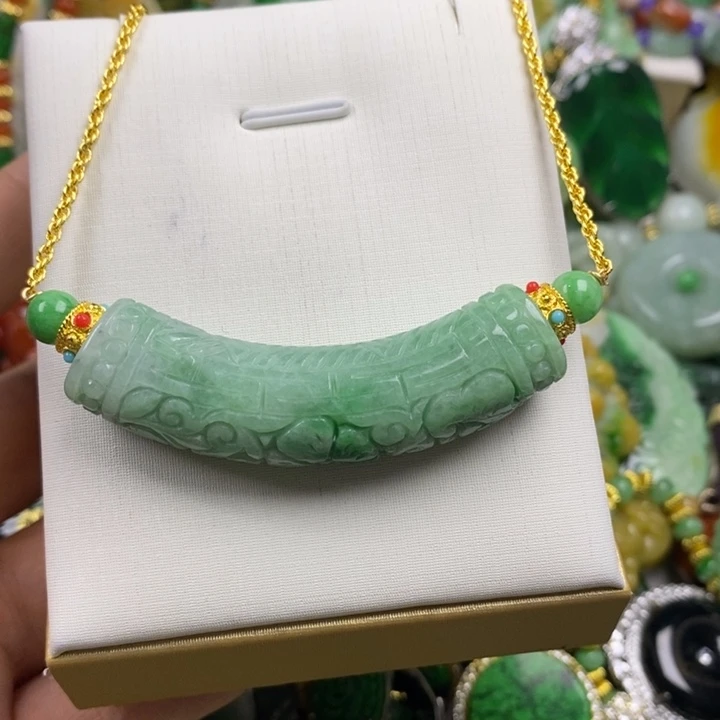 翡翠未镶嵌吊坠(赠链)