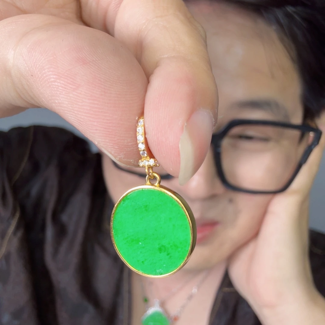 翡翠未镶嵌颈饰一件