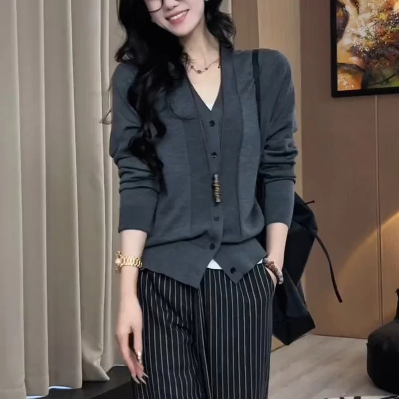 初秋新款韩系灰色休闲V领长袖针织衫女宽松显瘦小众通勤上衣潮