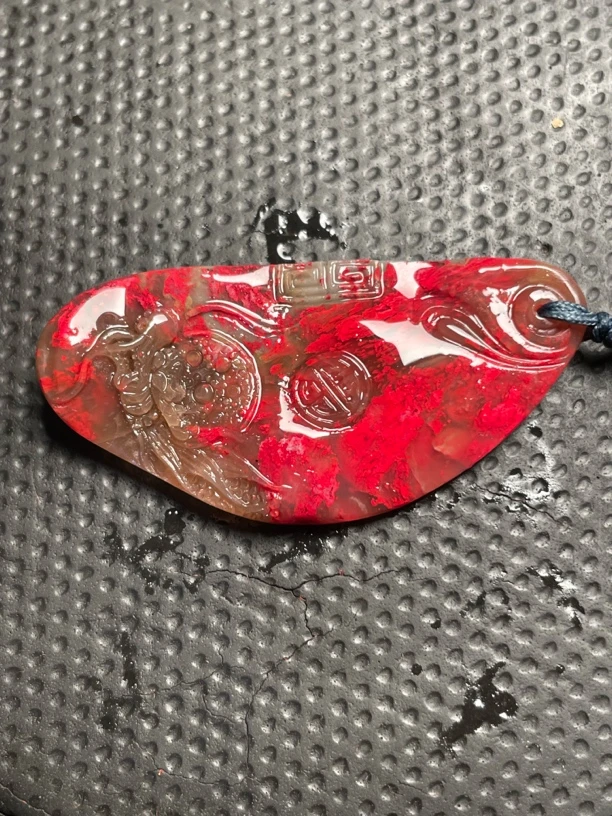 昌化鸡血石挂件。