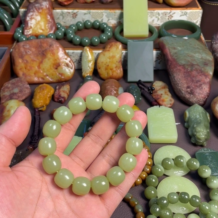 侯***歌和田玉（糖玉）未镶嵌手链