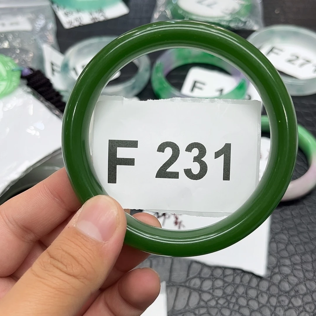 翡翠手镯未镶嵌默认瑕疵