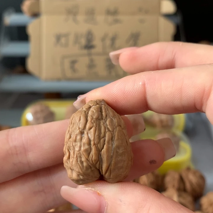 鸿***吊坠文玩核桃异形单只，有瑕疵