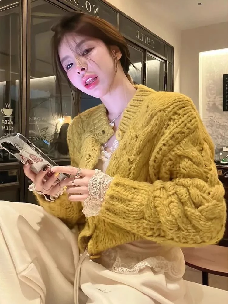 韩系复古圆领粗针黄色毛衣女秋冬新款高级感慵懒宽松短款针织上衣