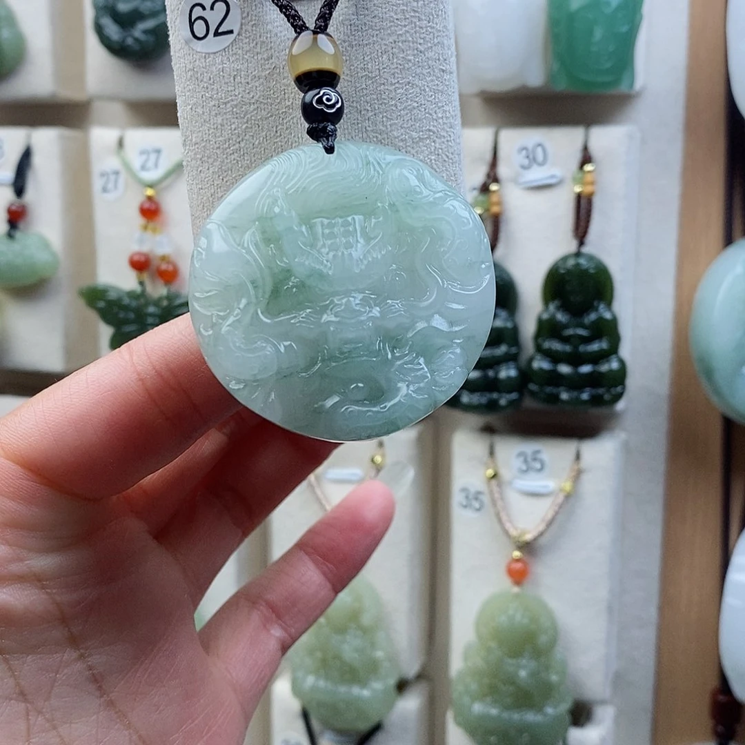 颈饰未镶嵌石英质玉（金丝玉）