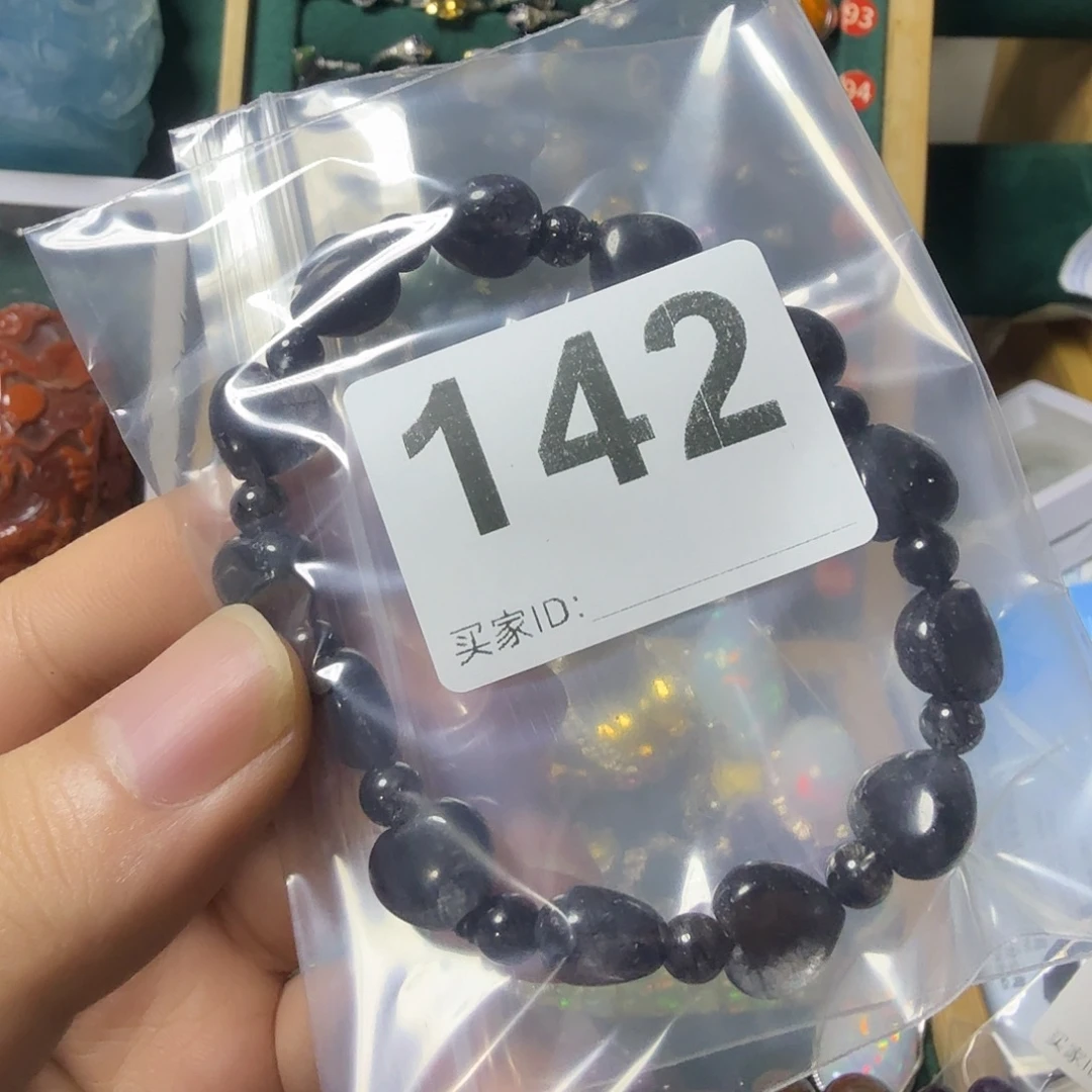 兔****石英质玉未镶嵌手链