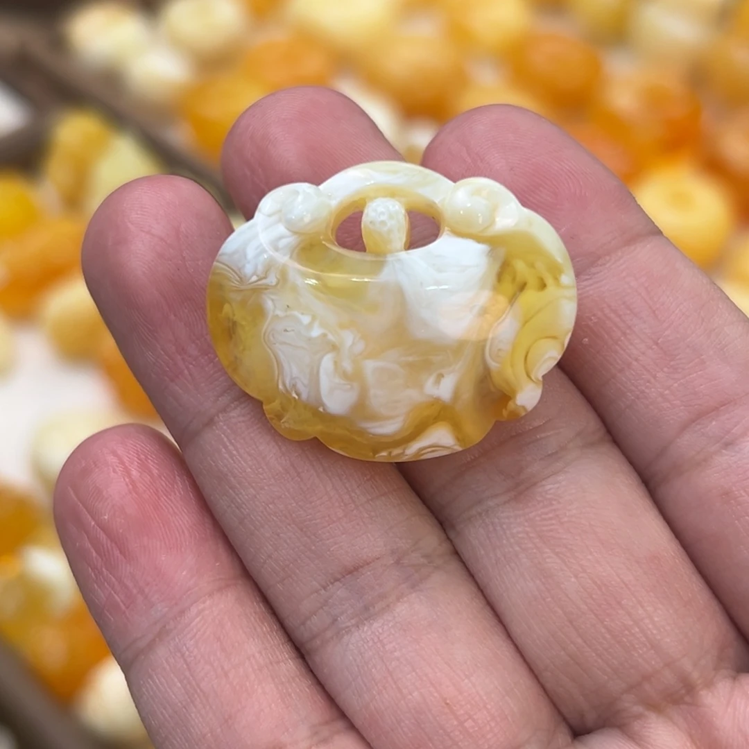 琥珀未镶嵌颈饰金瓷白溶洞妖如意锁