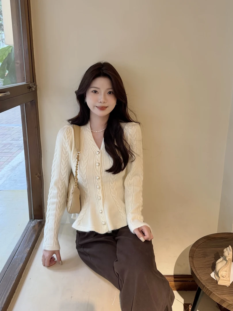 【幻想日记】秋冬法式软糯麻花珍珠扣毛衣女气质收腰荷叶下摆针织衫