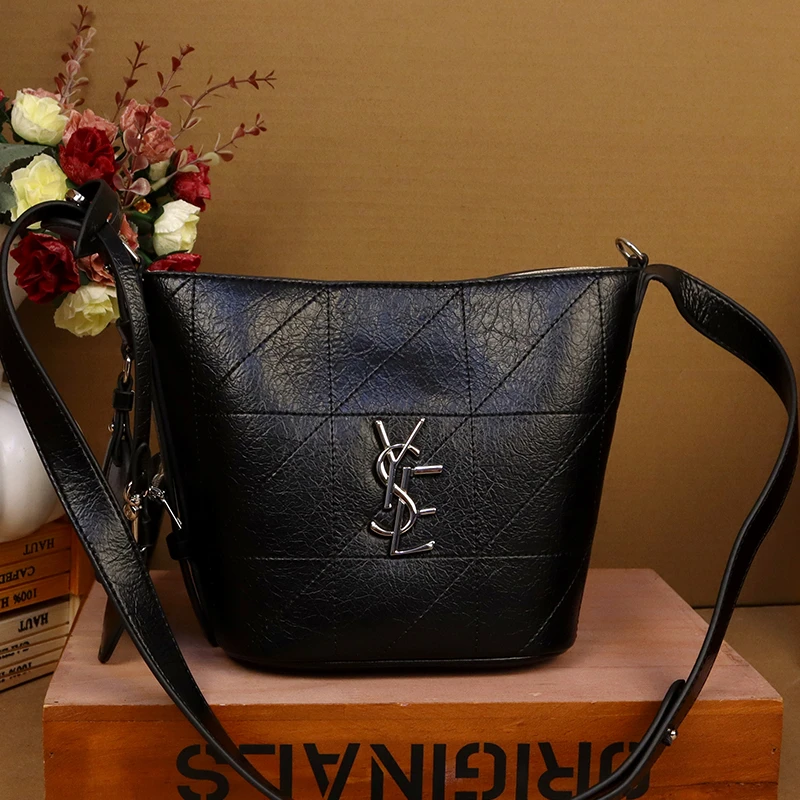 方形单肩欧美风耐磨水桶包斜挎包斜跨包时尚手机包休闲女士百搭包