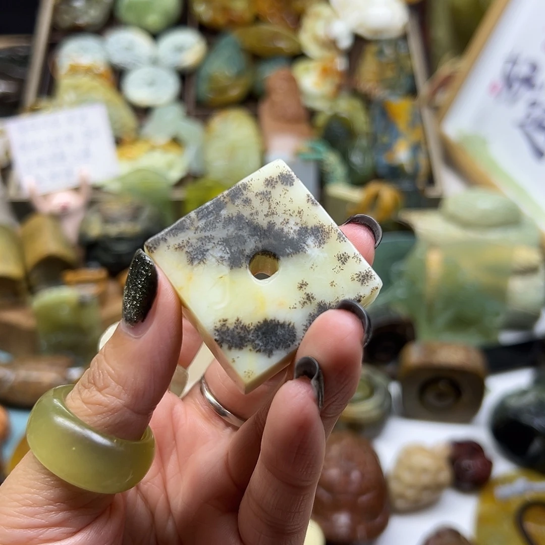 大***B岫玉未镶嵌颈饰辽阳水草扣子得养