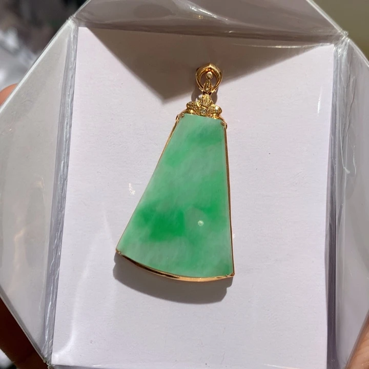 翡翠颈饰18K金镶嵌翡翠吊坠