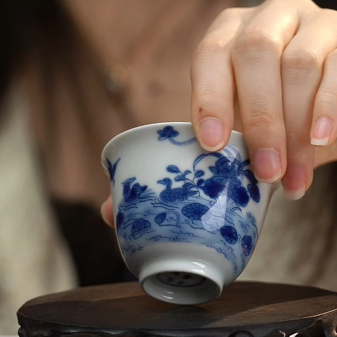 F青花莲池鸳鸯纹铃铛杯