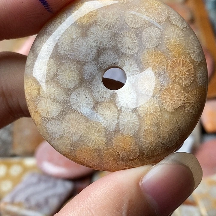 不***童硅化玉未镶嵌吊坠