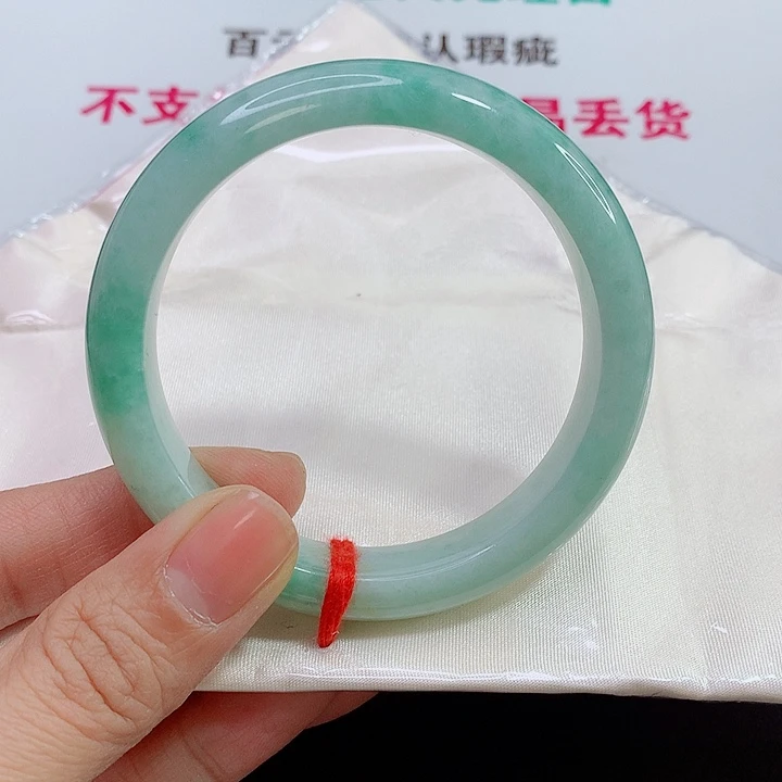 未镶嵌手镯翡翠烟