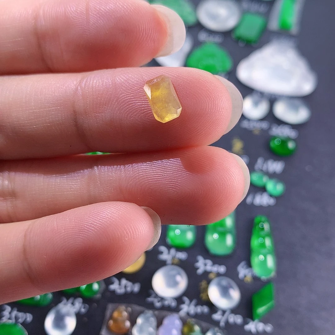 翡翠颈饰未镶嵌天然翡翠高冰黄切割