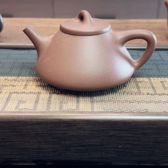 紫砂茶壶黄龙山原矿底槽清半手工（200 cc）