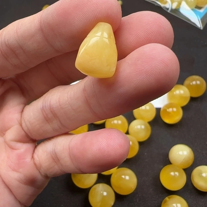 未镶嵌琥珀裸石天然384