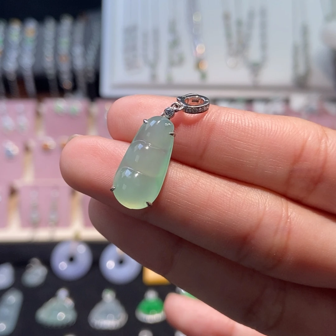 翡翠18K金镶嵌颈饰纯天然缅甸翡翠A货福豆