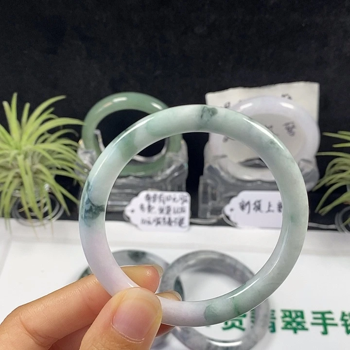 未镶嵌手镯翡翠25号。 53.8圈