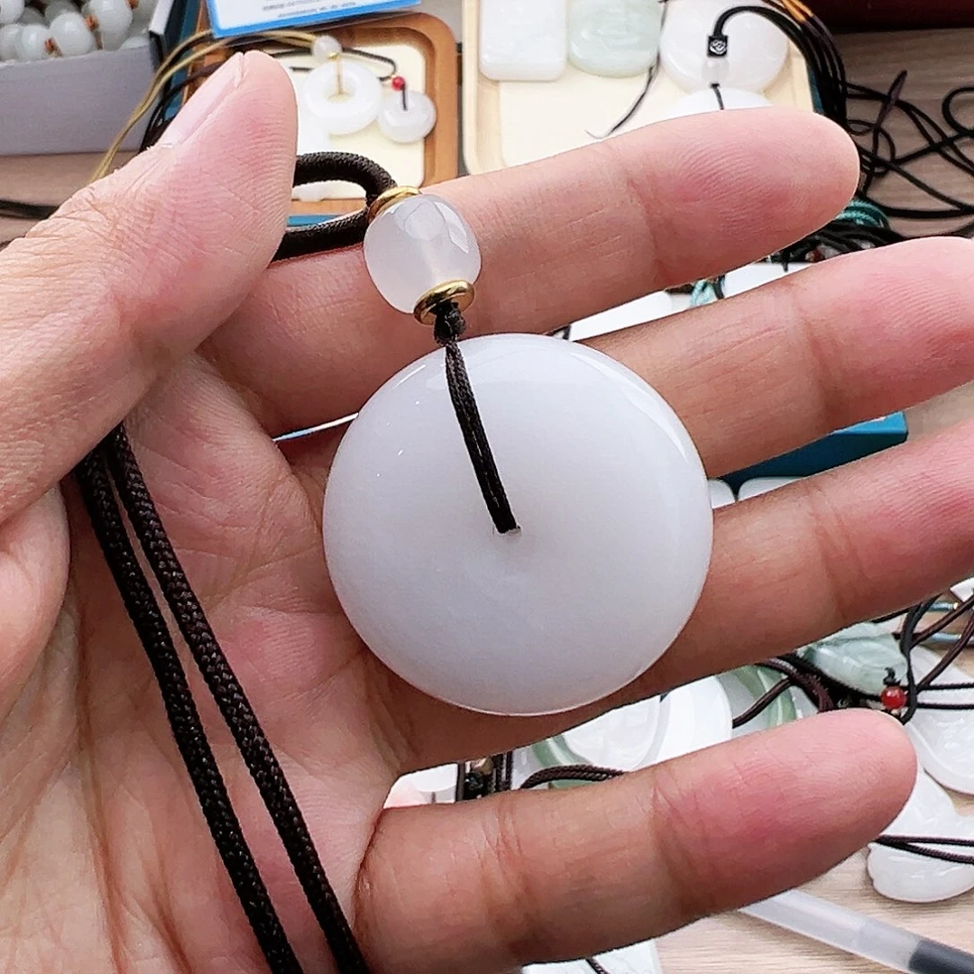 石英质玉（金丝玉）未镶嵌颈饰