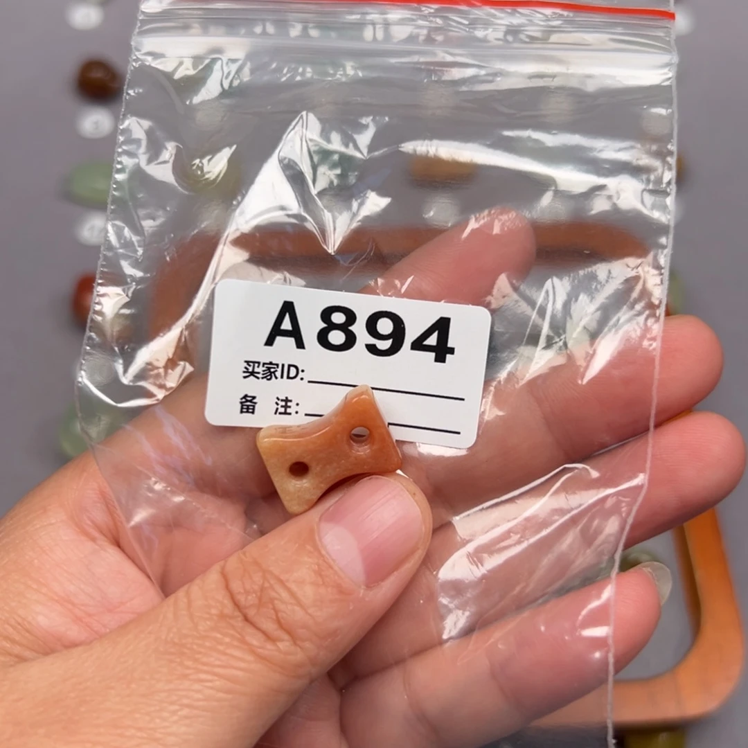 未镶嵌蛇纹石玉颈饰章*旧