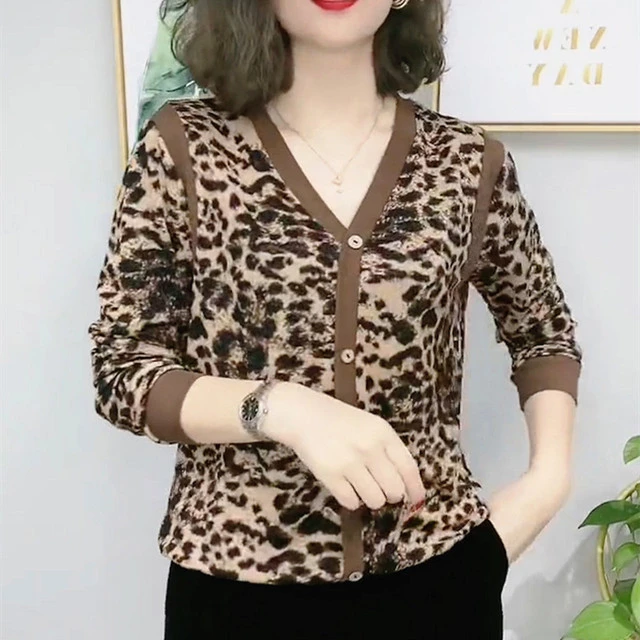 时尚V领长袖T恤女秋装新款大码宽松中年妈妈上衣洋气百搭豹纹小衫