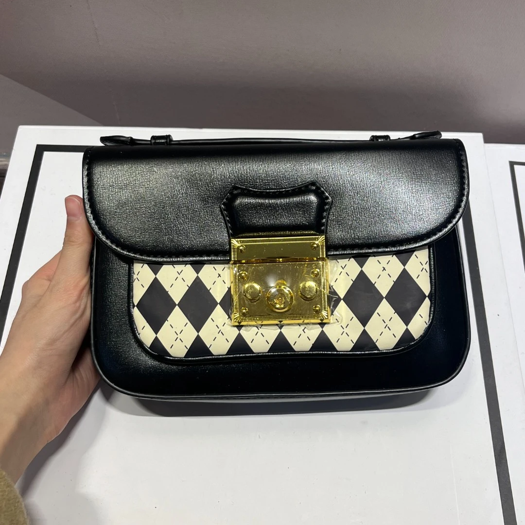 新款时尚百搭女士小众单肩斜挎包2302