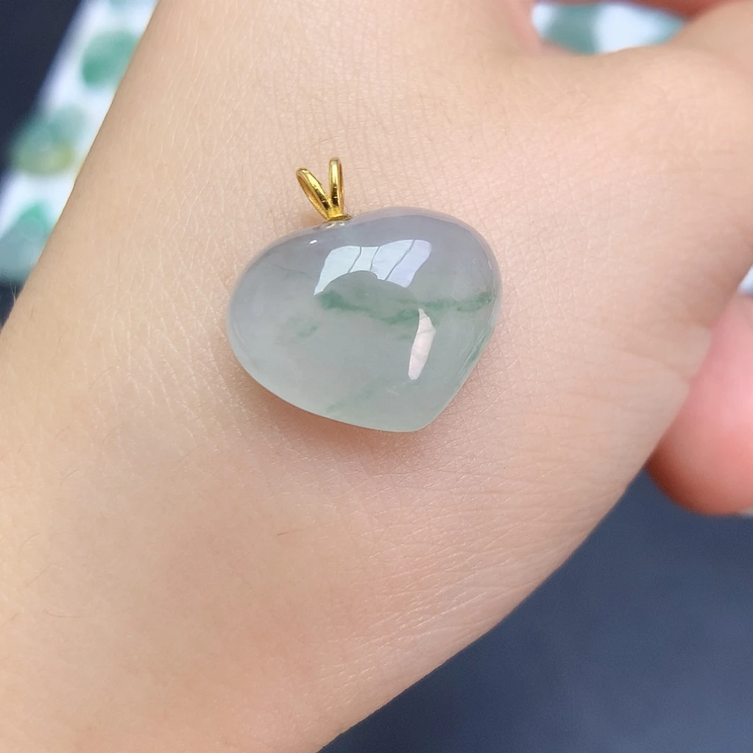 翡翠18K金镶嵌颈饰爱心