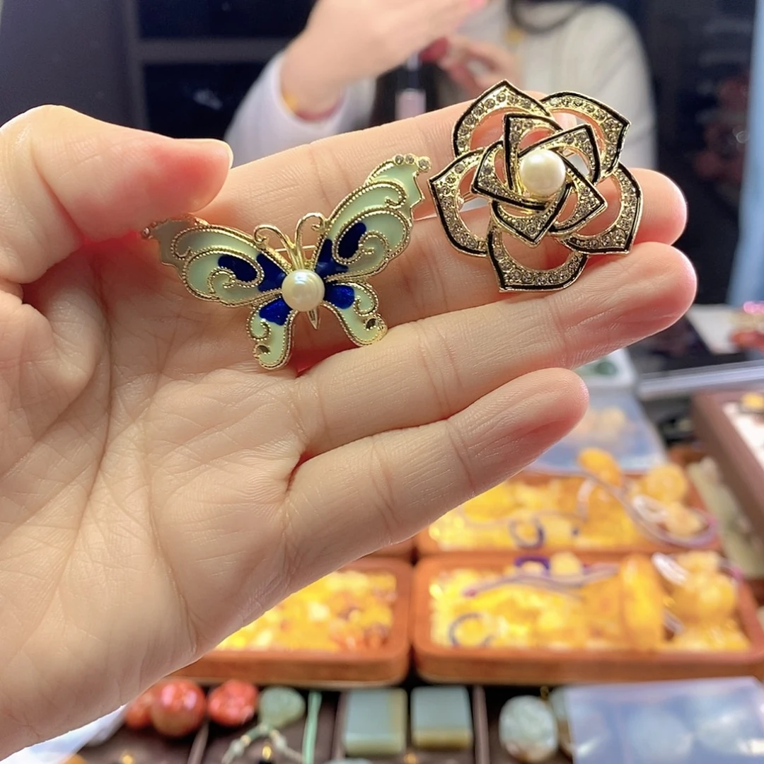 淡水珍珠合金胸饰