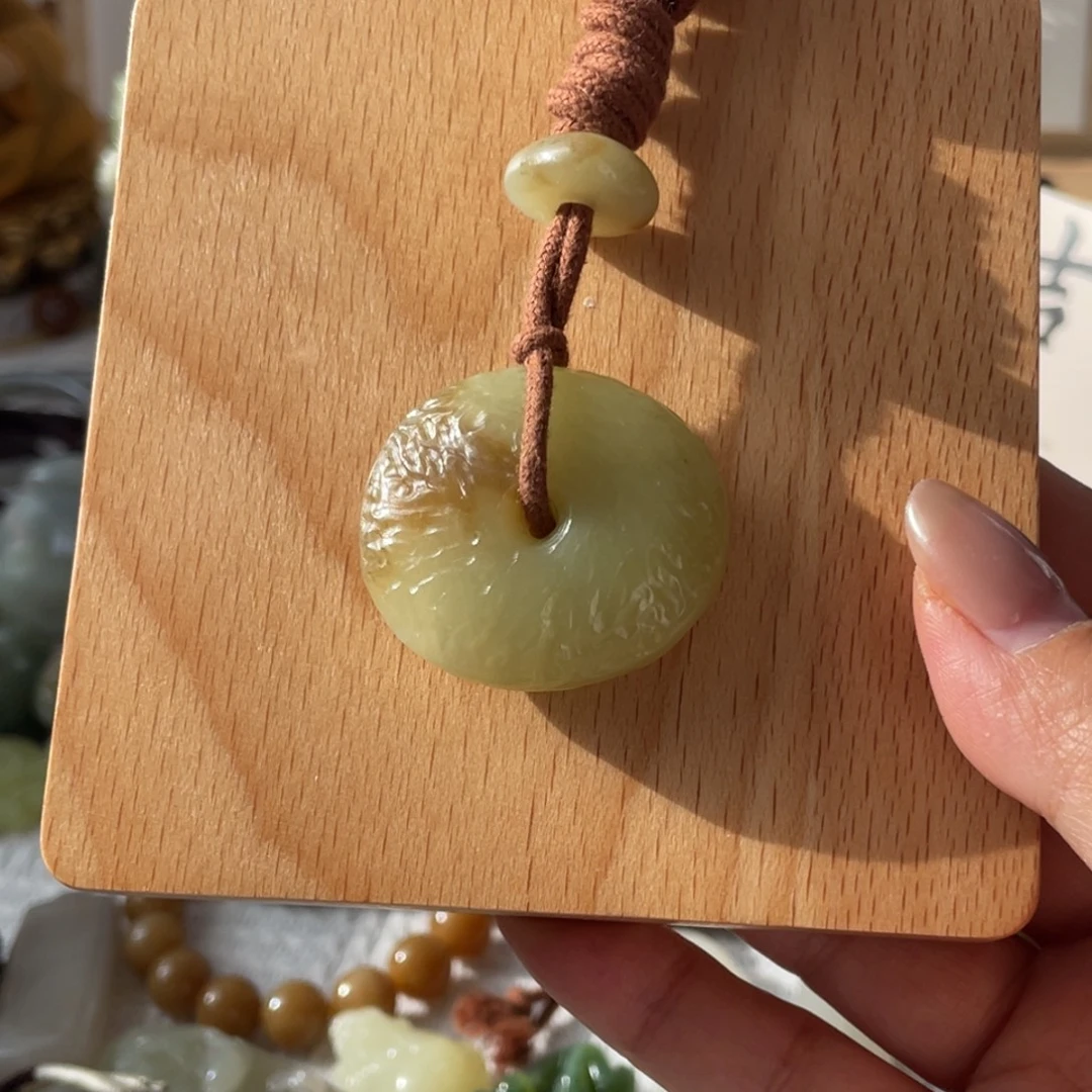 和田玉未镶嵌颈饰黄口带糖扣