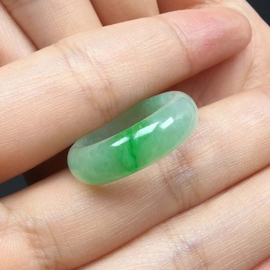 颈饰未镶嵌翡翠戒指