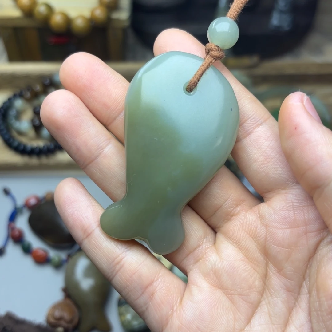 容***姐和田玉未镶嵌颈饰