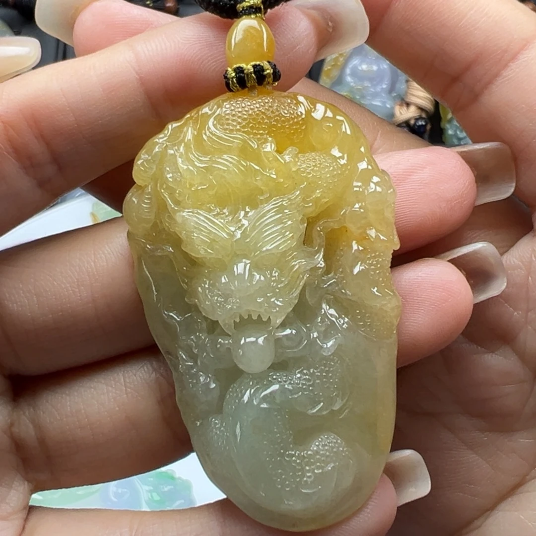 翡翠未镶嵌颈饰龙