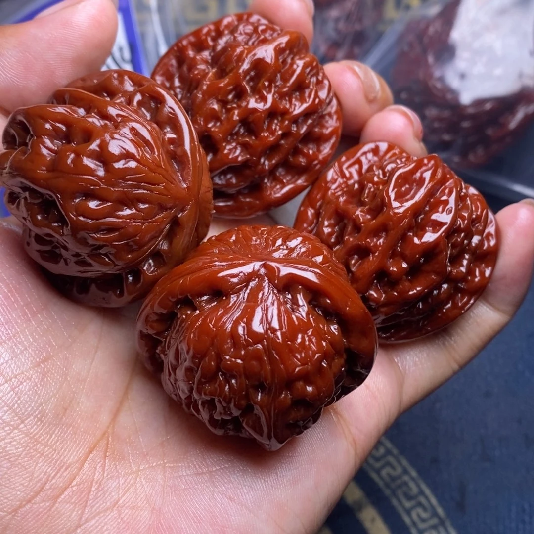 文玩核桃吊坠虎头