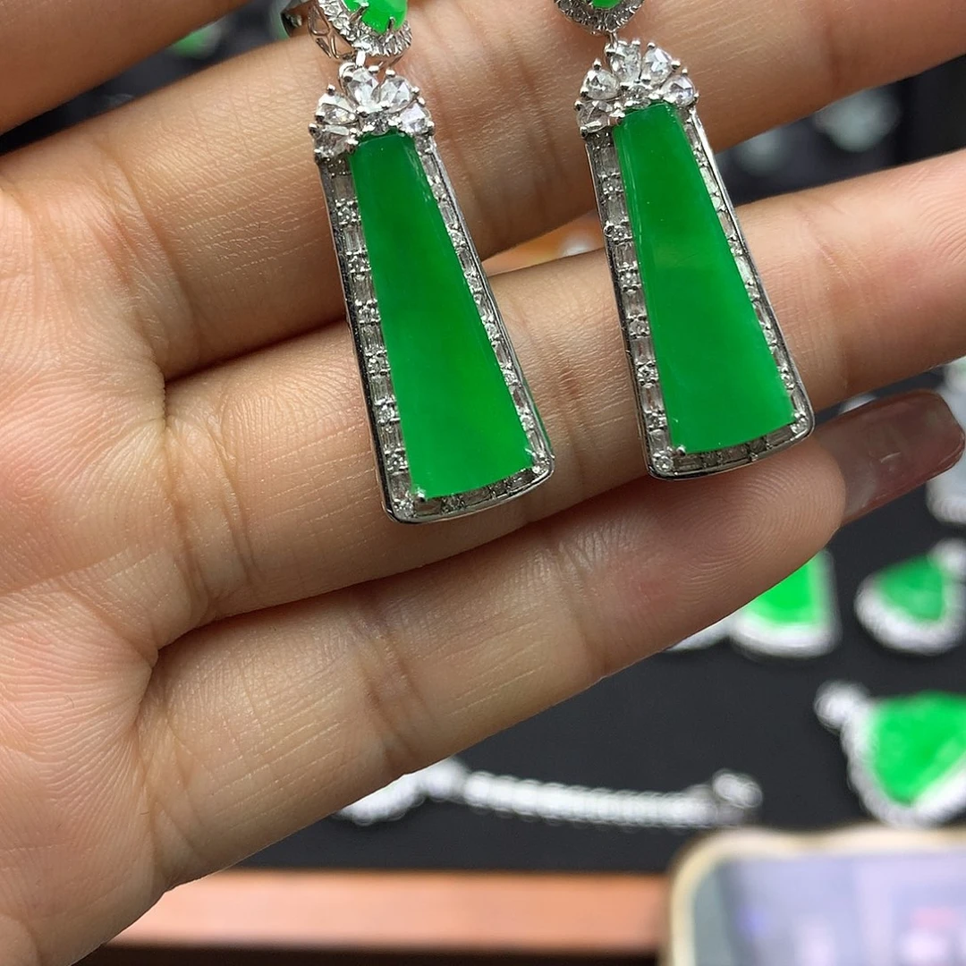 翡翠18K金镶嵌颈饰吊坠