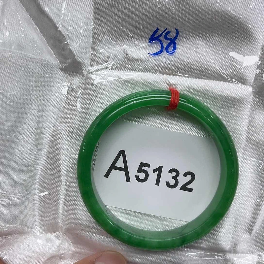 翡翠手镯未镶嵌默认瑕疵