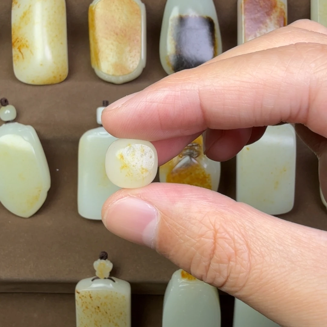 梁****和田玉未镶嵌挂件