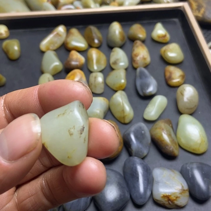 温***玉和田玉（糖玉）未镶嵌珠宝奇石