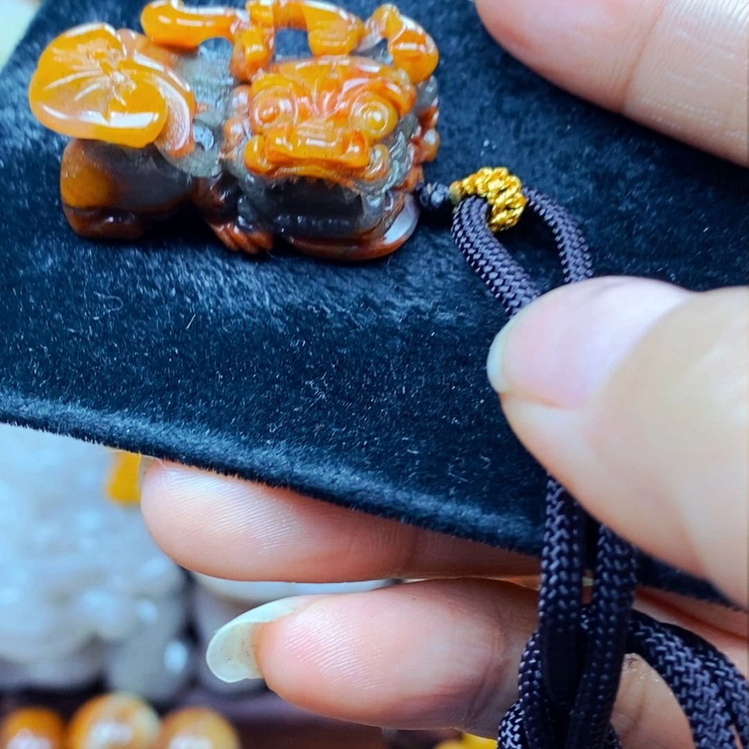 未镶嵌石英质玉（黄龙玉）颈饰