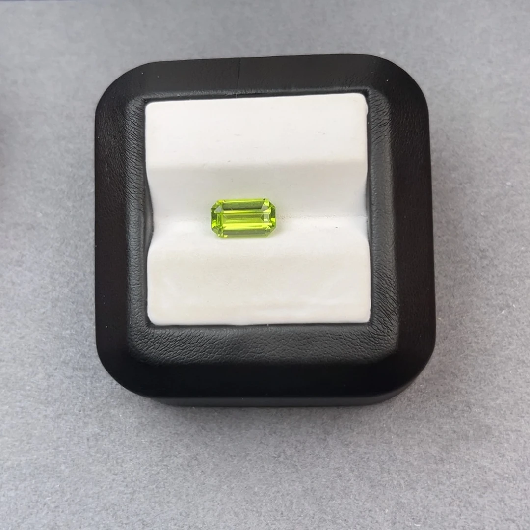 橄榄石笔搁未镶嵌天然全净无瑕2.52CT