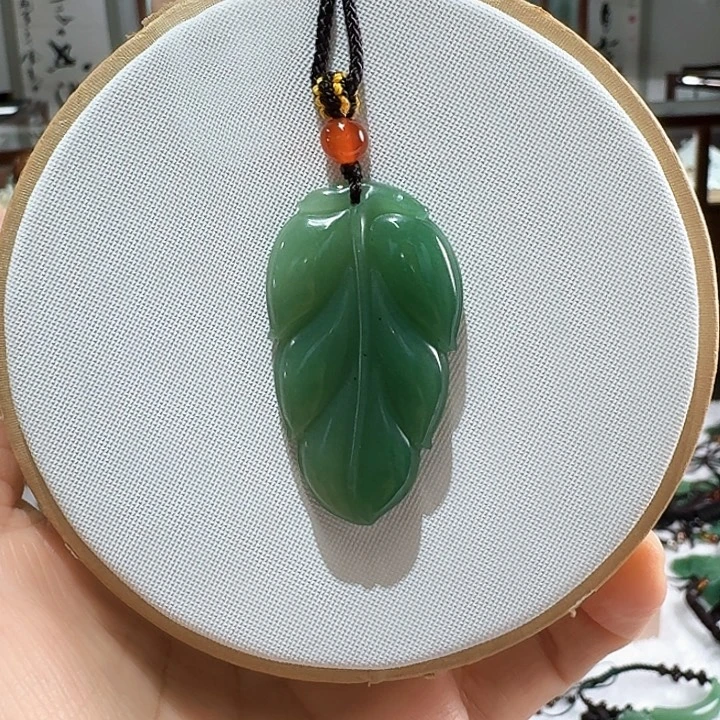 颈饰未镶嵌密玉（石英质玉）